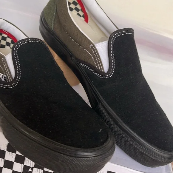 Vans Men’s Skate Slip-On Black/Grape Leaf
VN0A5FCAKE9
Sneakers - Picture 9 of 16